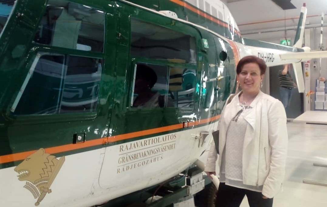 Mari Tastula Rajavartiolaitoksen helikopterin vieressä