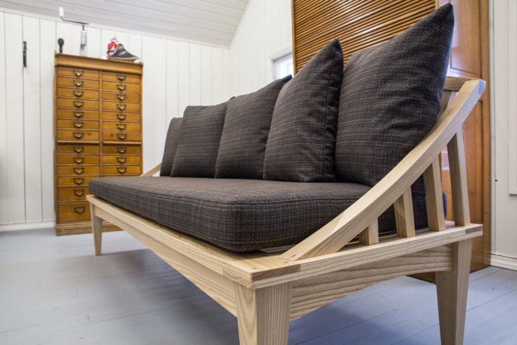 Miikka-Kotilainen-puinen-sohva